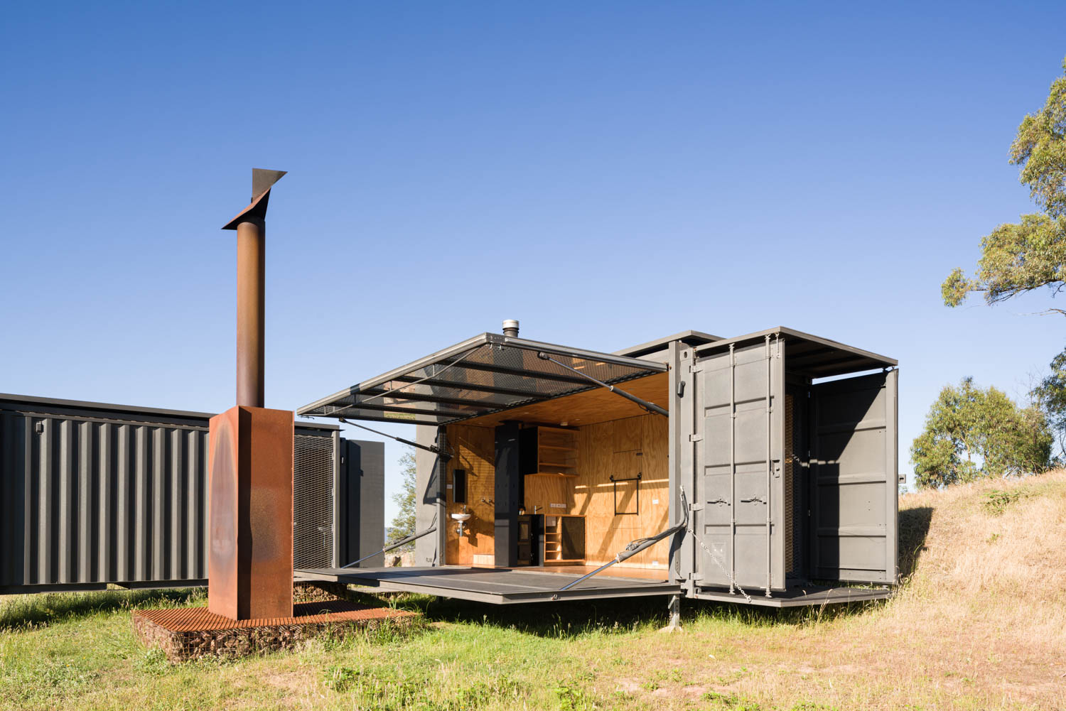 opened view Mansfield Tiny Home / Robbie Walker