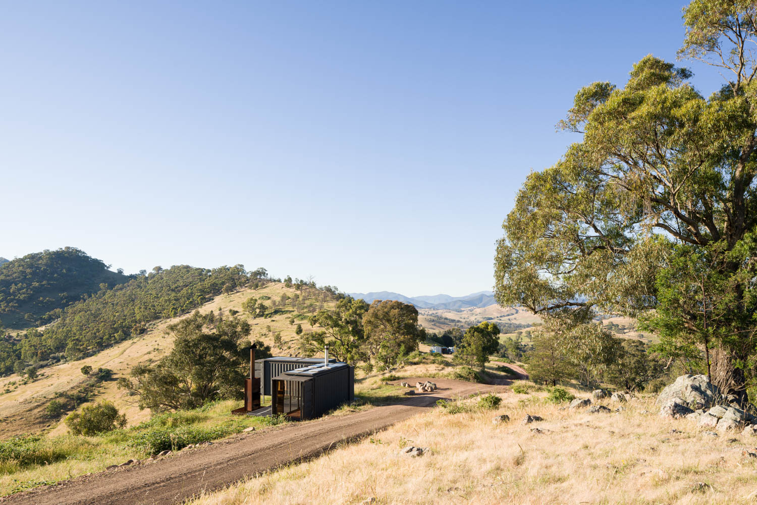 landscape setting Mansfield Tiny Home / Robbie Walker