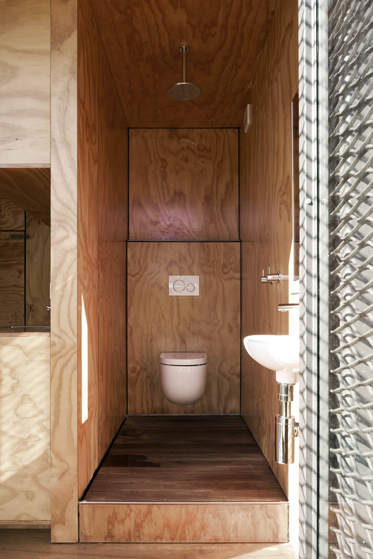 toilet Mansfield Tiny Home / Robbie Walker