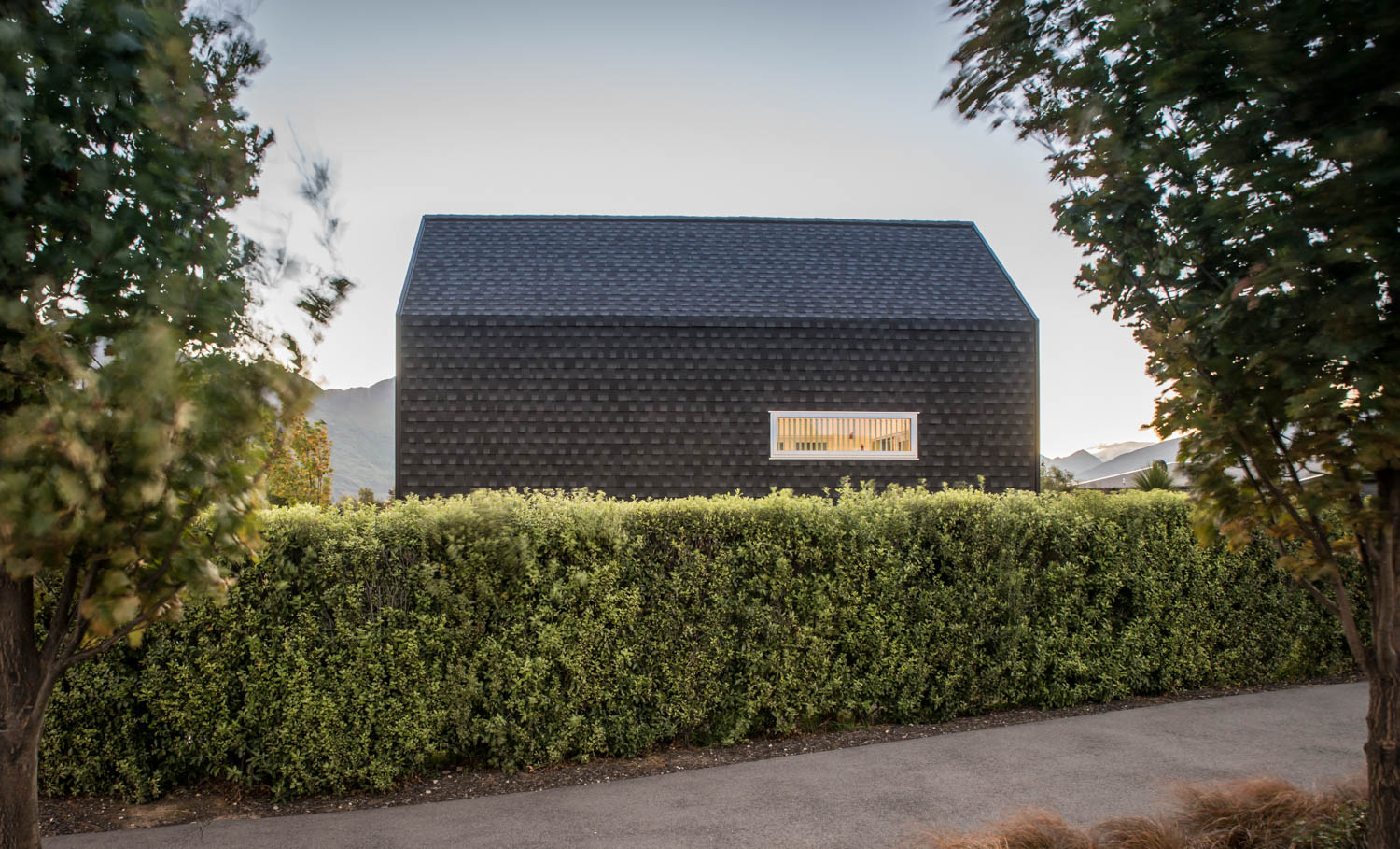 black slate elevation Kirimoko Tiny House / Wanaka NZ / Condon Scott Architects