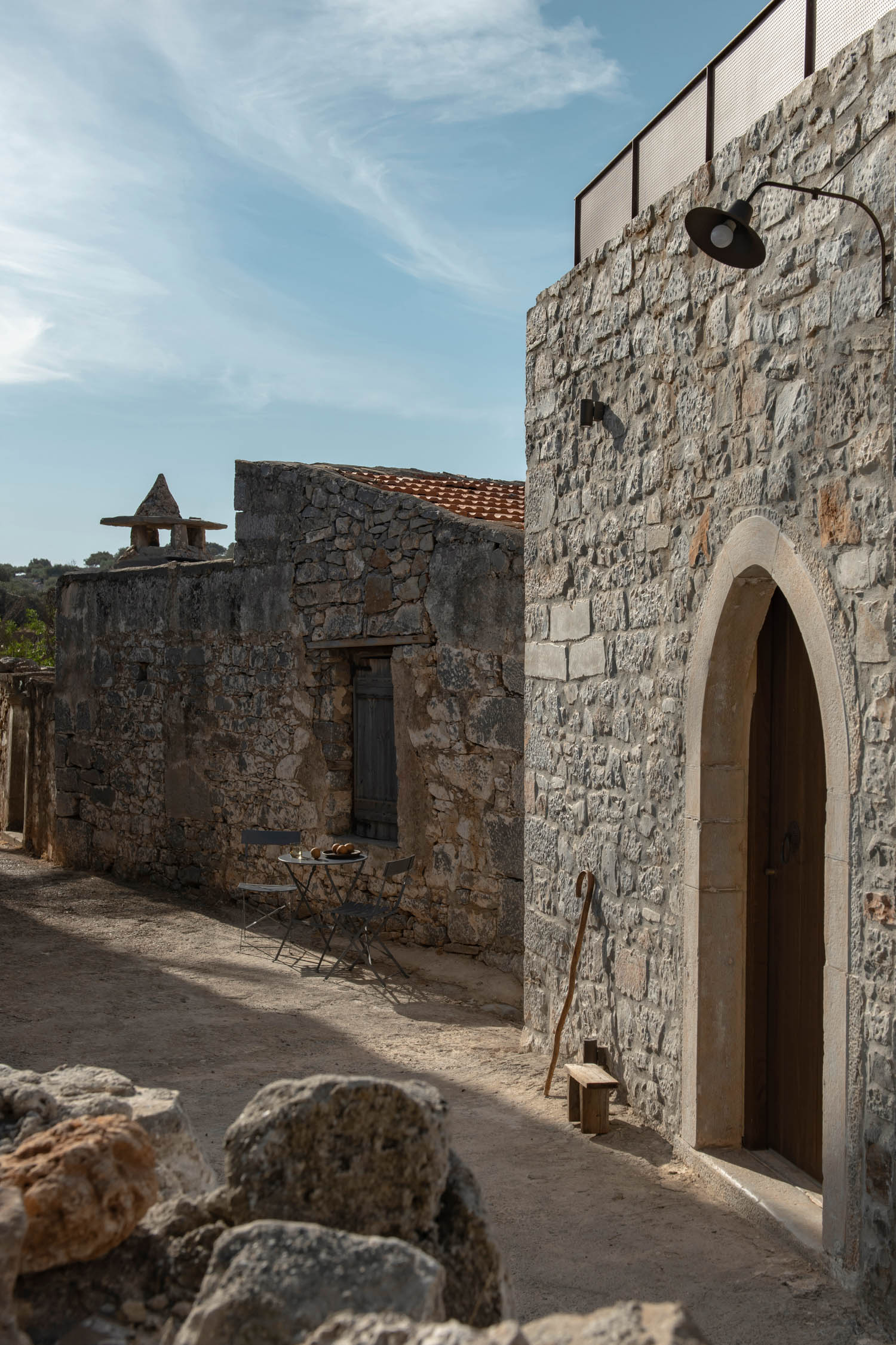 exterior entry Drakoni House est1864 / Schisma Elountas Greece / Doriza Design