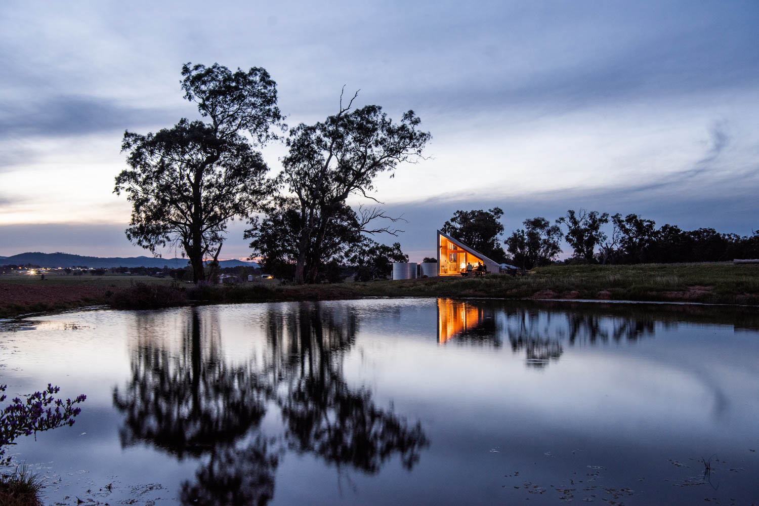 evening setting Gawthorne's Hut / Mudgee / Cameron Anderson Architects