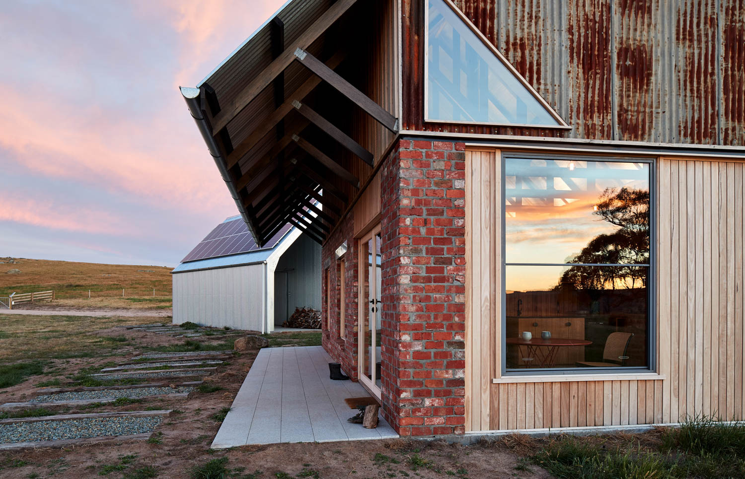 external corner Nulla Vale House and Shed / MRTN Architects