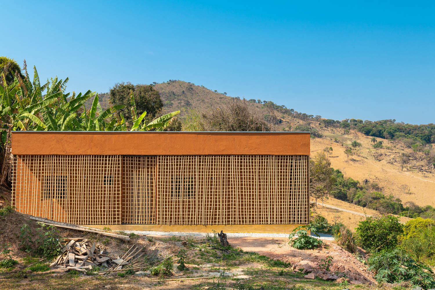 bamboo in hills Serra House / Sustainable Tiny House / Moeda Brazil / Vazio