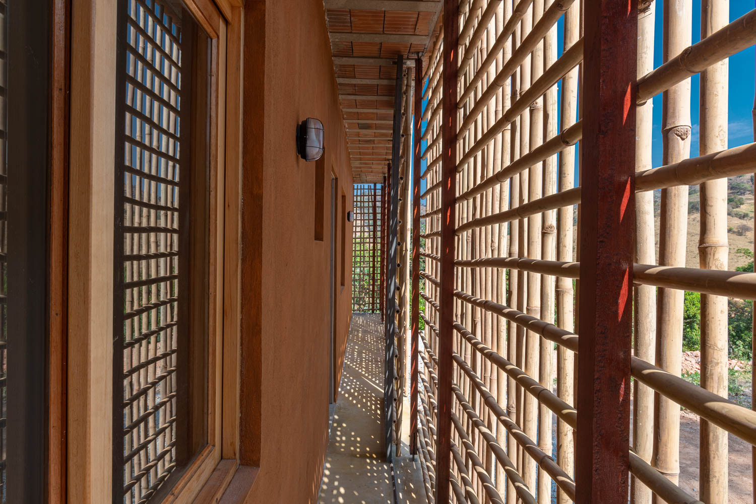 bamboo breezeway Serra House / Sustainable Tiny House / Moeda Brazil / Vazio