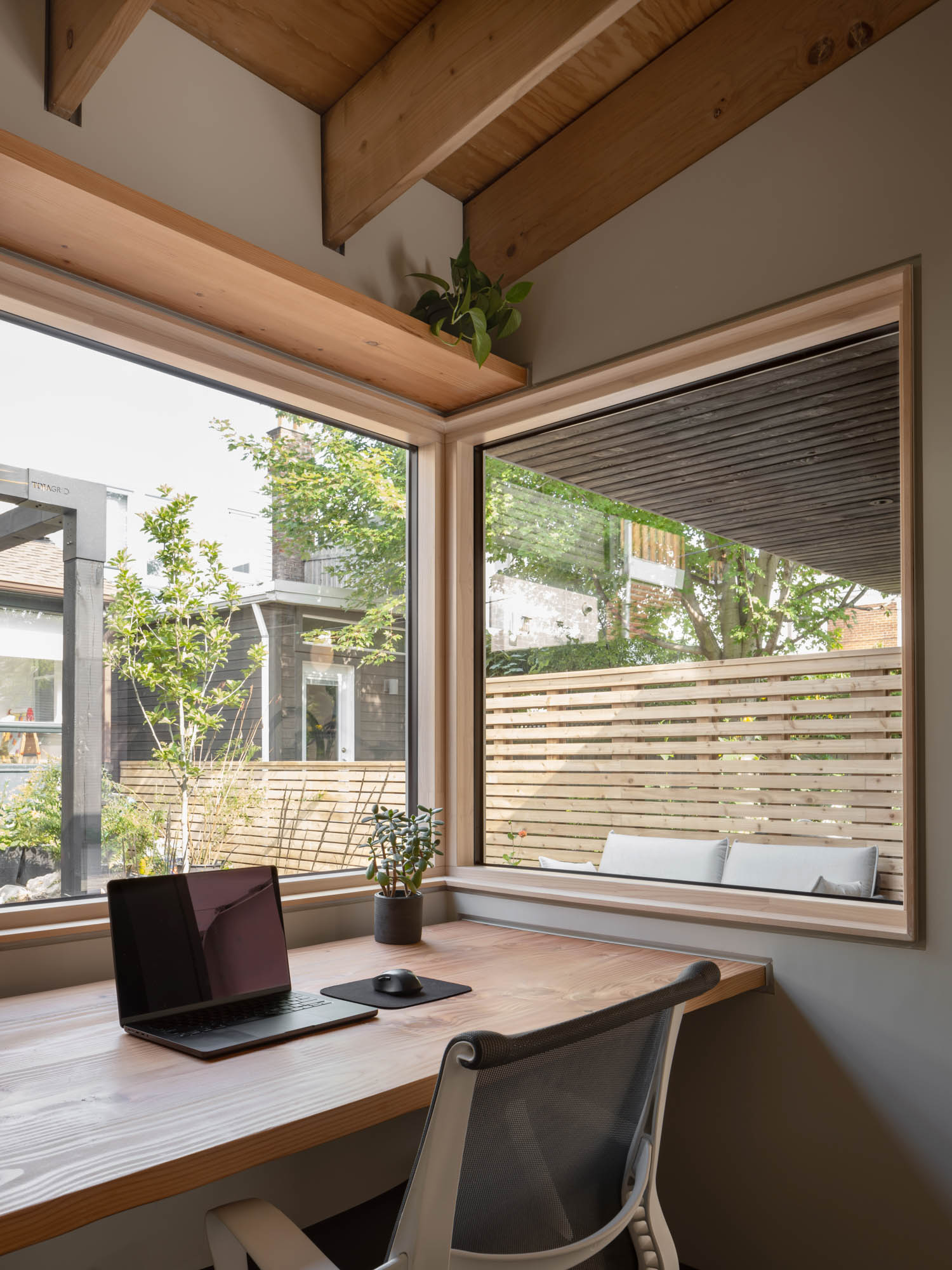 shelving Toronto Laneway Workshop / Jon Cummings Architecture