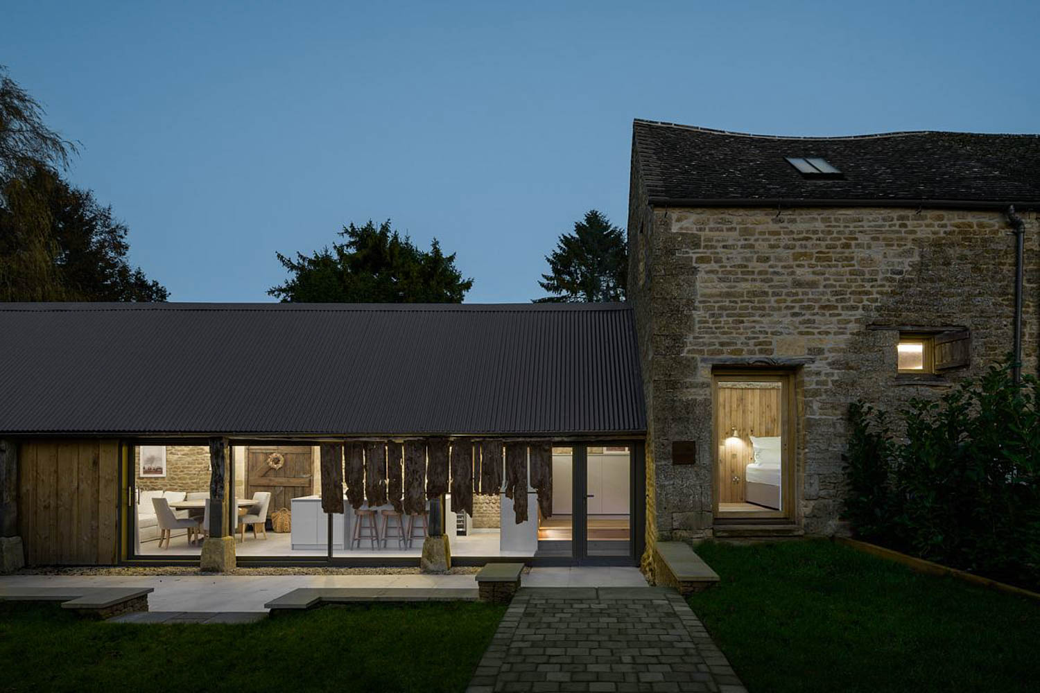 elevation Cotswolds Cowshed / Gloucestershire, Gb / Design Storey