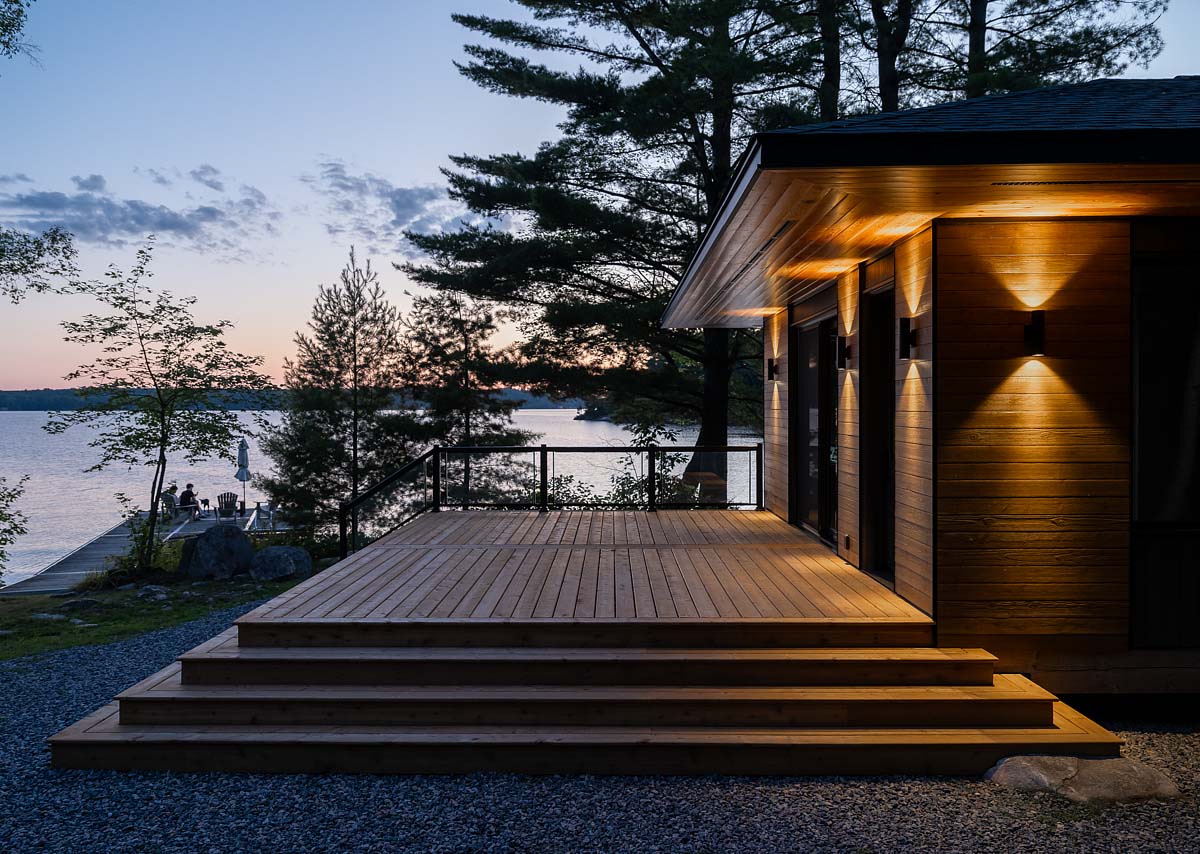 deck Lake Rosseau Cabin / Muskoka cottage region / Still Architects